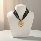 Magnifique collier en tissu avec pendentif doré en acier inoxydable