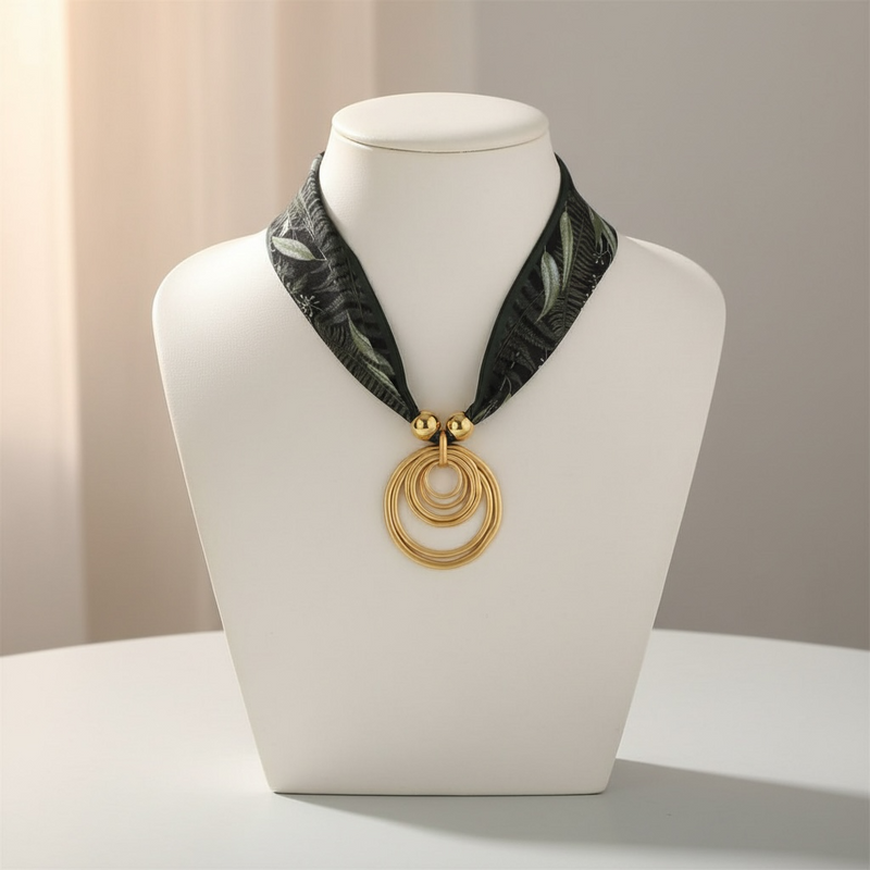 Magnifique collier en tissu avec pendentif doré en acier inoxydable