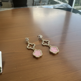 Boucles d’oreilles brillantes fleur rose pâle pendantes