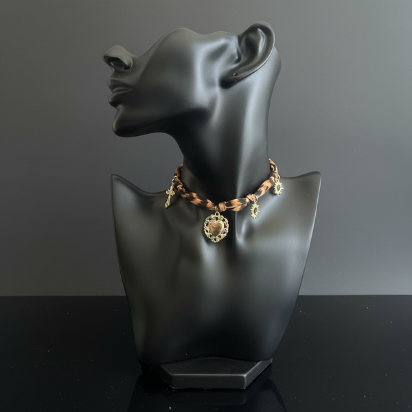 Collier en tissu avec pendentifs en acier inoxydable