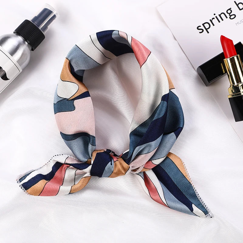 🧣 Petit Foulard Carré en Satin Imprimé