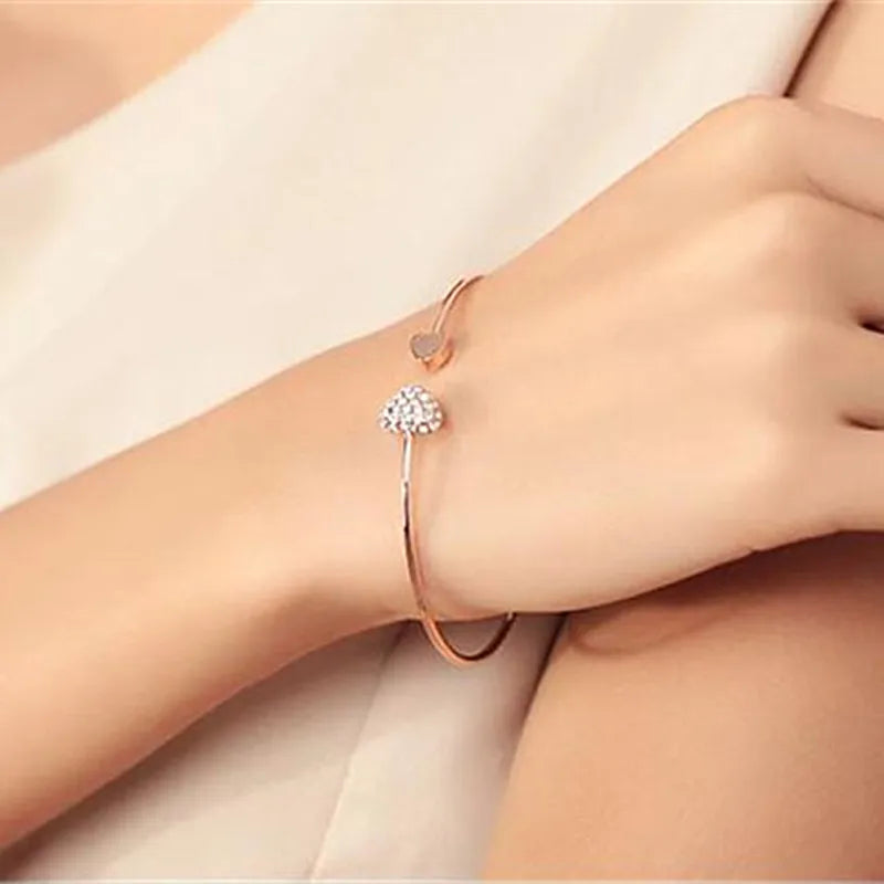 💖 Bracelet Femme Tendance – Charms Amour & Cœur Cristal