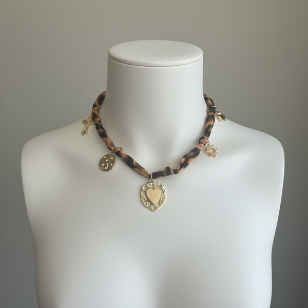 Collier en tissu avec pendentifs en acier inoxydable