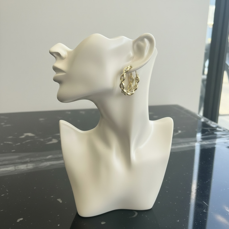 Boucles d’oreilles anneaux dorés ornés de détails blancs