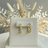 Boucles d’oreilles anneaux dorés ornés de détails blancs