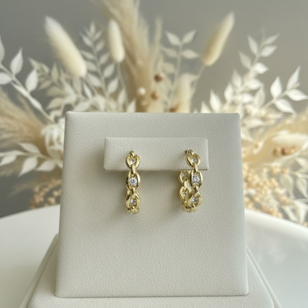 Boucles d’oreilles anneaux dorés ornés de détails blancs