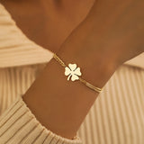 💎 Bracelet Classique Femme – Pendentif Trèfle Chance & Acier Inoxydable Durable