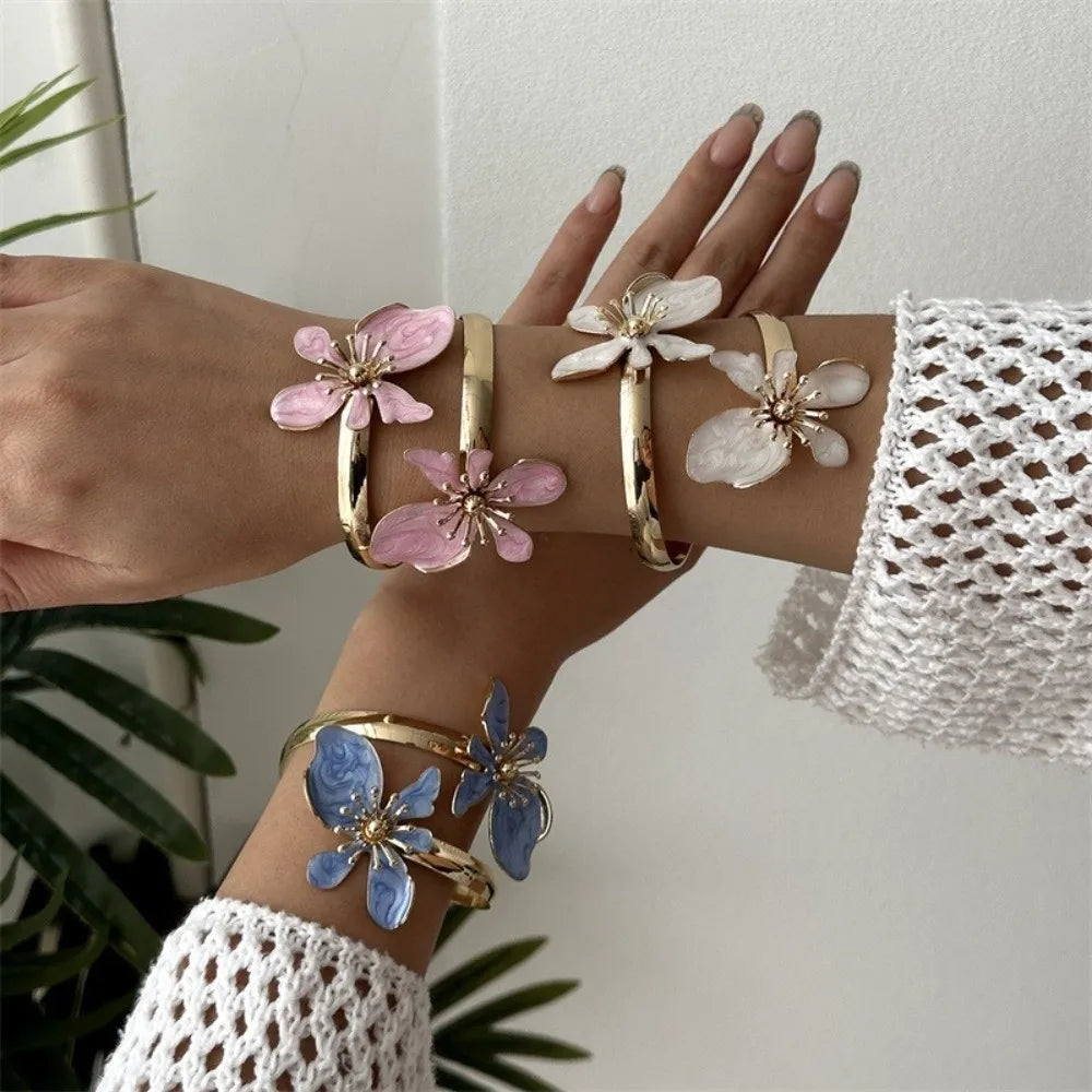 Bracelet à grande fleur au design audacieux 🌸