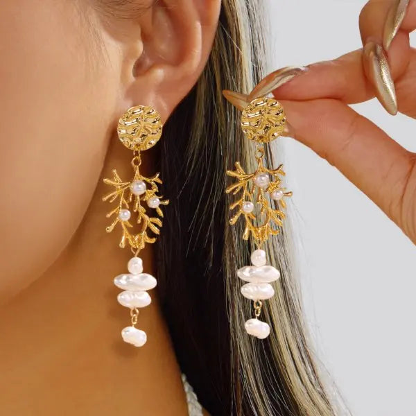 💛 Boucles d’Oreilles Pendantes Dorées Baroque – Perles, Corail & Pompons Vintage ✨