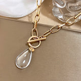💛 Collier Vintage Goutte d’Eau en Acrylique – Chaîne Épaisse Dorée Tendance ✨
