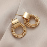 💛 Boucles d’Oreilles Pendantes Rondes Vintage – Style Géométrique Élégant ✨