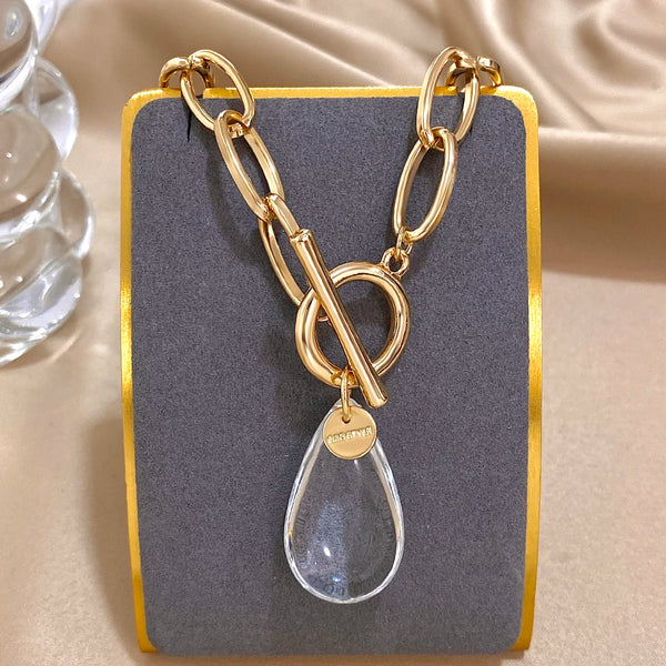 💛 Collier Vintage Goutte d’Eau en Acrylique – Chaîne Épaisse Dorée Tendance ✨
