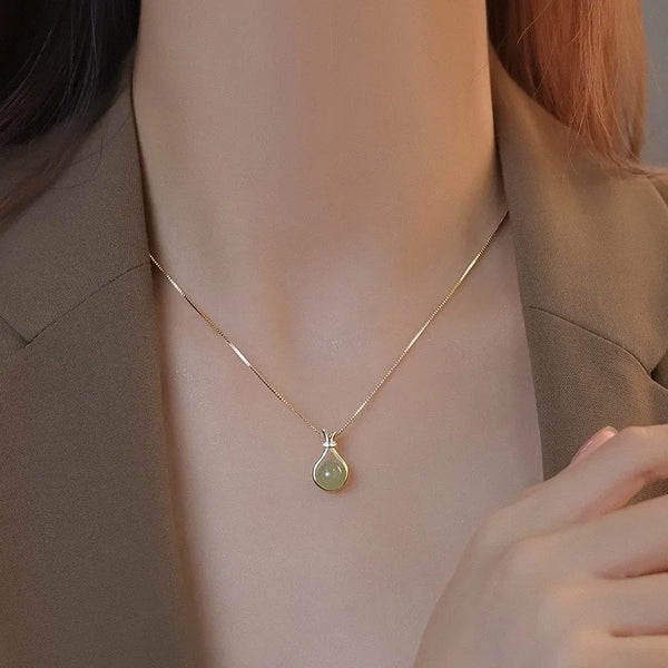 💚 Collier Pendentif Goutte d’Eau en Opale Verte – Élégance Dorée & Zircon ✨