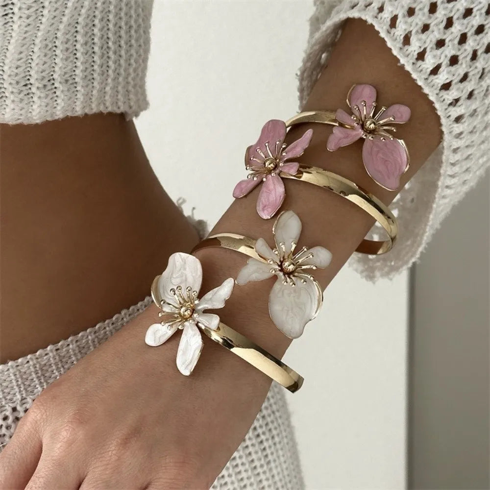 Bracelet à grande fleur au design audacieux 🌸