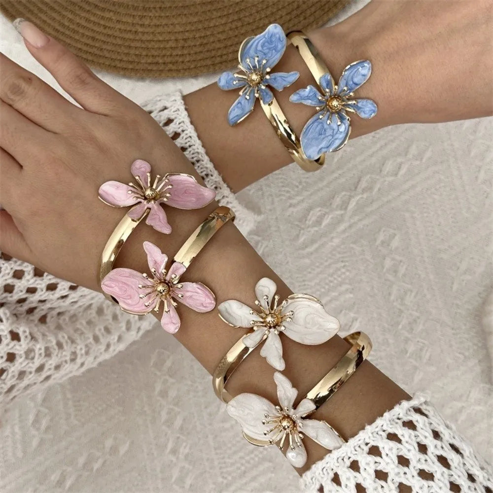 Bracelet à grande fleur au design audacieux 🌸
