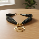 Magnifique collier en tissu avec pendentif doré en acier inoxydable